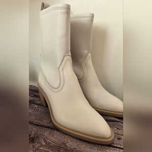 La CANADIENNE Cream Heeled Boots $80 Firm.